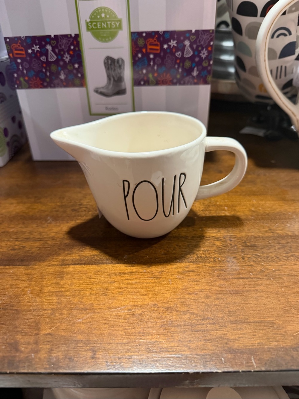 Pour pitcher Rae Dunn